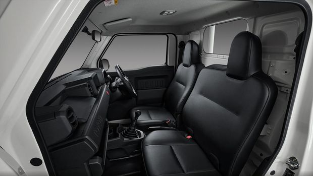 Toyota Hilux Champ meluncur di Thailand, Senin (27/11/2023).