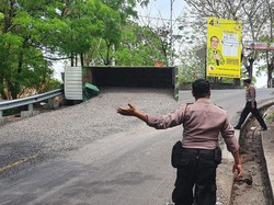 Setir Tak Berfungsi, Truk Galian C Terguling di Jalur Amlapura-Singaraja