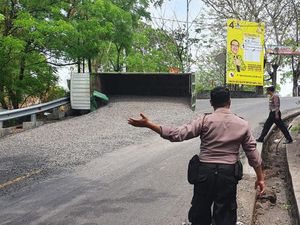 Setir Tak Berfungsi, Truk Galian C Terguling di Jalur Amlapura-Singaraja Setir Tak Berfungsi, Truk Galian C Terguling di Jalur Amlapura-Singaraja