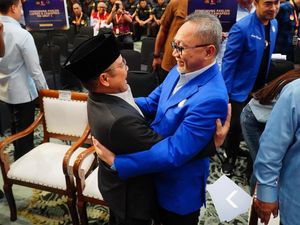 Zulhas & Elite PAN Hadiri Rapat Persiapan Kampanye Pemilu Zulhas & Elite PAN Hadiri Rapat Persiapan Kampanye Pemilu