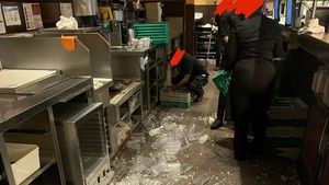 Foto Ujian Hidup Pelayan Restoran, Ingat Sabar Disayang Tuhan