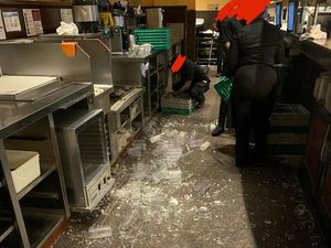 Foto Ujian Hidup Pelayan Restoran, Ingat Sabar Disayang Tuhan