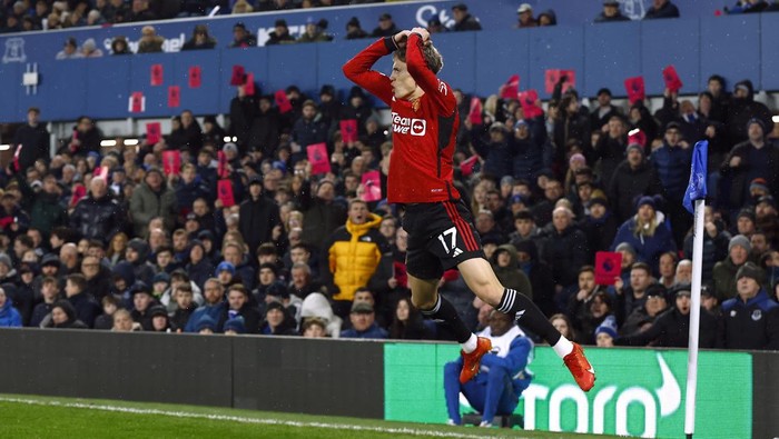 Soccer Football - Premier League - Everton v Manchester United - Goodison Park, Liverpool, Britain - November 26, 2023 Manchester Uniteds Alejandro Garnacho celebrates scoring their first goal Action Images via REUTERS/Jason Cairnduff NO USE WITH UNAUTHORIZED AUDIO, VIDEO, DATA, FIXTURE LISTS, CLUB/LEAGUE LOGOS OR LIVE SERVICES. ONLINE IN-MATCH USE LIMITED TO 45 IMAGES, NO VIDEO EMULATION. NO USE IN BETTING, GAMES OR SINGLE CLUB/LEAGUE/PLAYER PUBLICATIONS.