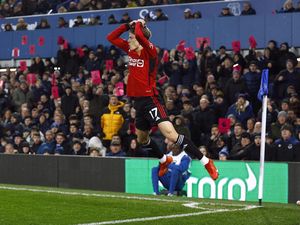 Vidal Komentari Selebrasi Garnacho: Ngapain Pakai Gaya Ronaldo?