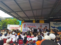 Anies Pamitan ke Warga Tanah Merah Jakut, Dapat Selendang-Kotak Aspirasi