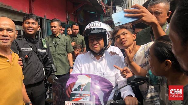 Capres nomor urut 1 Anies Baswedan menggunakan sepeda motor menyapa warga Tanah Merah Jakarta Utara di kampanye perdananya di Pilpres 2025