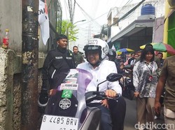 Pakai Helm AMIN, Anies Naik Motor Keliling Tanah Merah