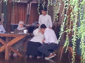 Anies Sungkem-Minta Doa Restu ke Ibunda Sebelum Mulai Kampanye