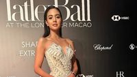 6 Pesona Aurelie Moeremans di Tatler Ball, Selfie Bareng David Beckham