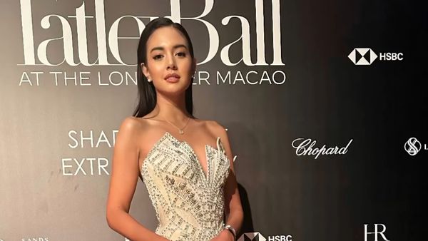 6 Pesona Aurelie Moeremans di Tatler Ball, Selfie Bareng David Beckham