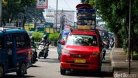 Awas Jatuh, Kasur Menumpuk di Atap Angkot