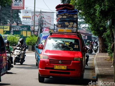 Awas Jatuh, Kasur Menumpuk di Atap Angkot