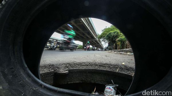 Bahaya! Ada Lubang Menganga di Jalan Kalimalang Bekasi