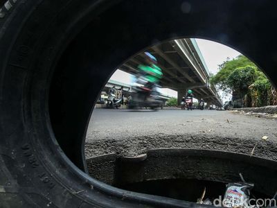 Bahaya! Ada Lubang Menganga di Jalan Kalimalang Bekasi