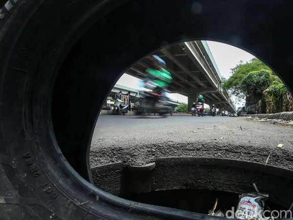 Bahaya! Ada Lubang Menganga di Jalan Kalimalang Bekasi