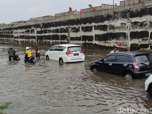 Jalan Kaligawe Semarang Banjir, Banyak Motor Mogok! Jalan Kaligawe Semarang Banjir, Banyak Motor Mogok!