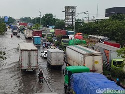 Jalan Kaligawe Masih Tergenang, Pantura Semarang-Demak Macet Sore Ini