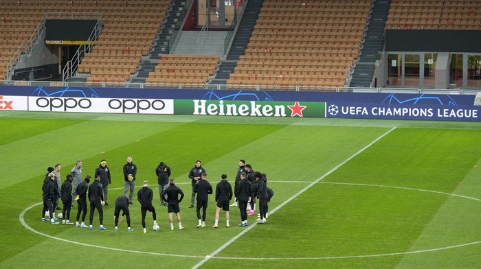 Dortmunds head coach Edin Terzic talks with his players during a training at the San Siro stadium in Milan, Italy, Monday, Nov. 27, 2023. Borussia play AC Milan in a Champions League group F soccer match in Milan on Tuesday. (AP Photo/Antonio Calanni)