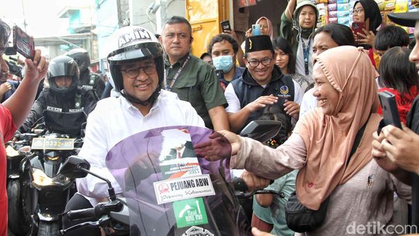 Bruumm... Anies Awali Kampanye Keliling Tanah Merah Naik Motor