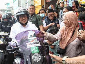 Bruumm... Anies Awali Kampanye Keliling Tanah Merah Naik Motor