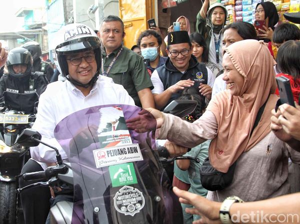 Bruumm... Anies Awali Kampanye Keliling Tanah Merah Naik Motor