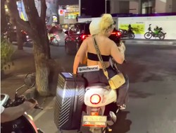 Bule Naik Motor, Berbikini, dan Enggak Pakai Helm di Jalanan Bali Viral