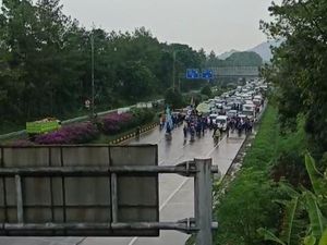 Buruh Sempat Blokade Tol Pasteur Cimahi hingga Bikin Macet