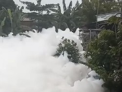 DLH Surati Dirut Perusahaan Swasta Buntut Limbah Busa Cemari Kali di Depok