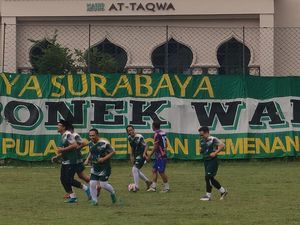 Cak Imin Tanding Sepakbola Lawan Persebaya Legend, Cetak Gol Penalti
