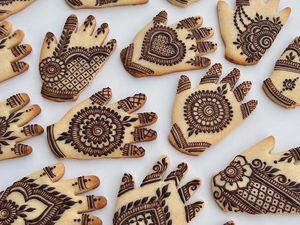 Cantik! Bukan di Tangan, Seniman Ini Lukis Henna di Atas Cookies