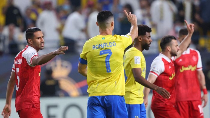 Nassrs Portuguese forward #07 Cristiano Ronaldo tells the referee that there was no foul and no need for a penalty during the AFC Champions League Group E football match between Saudis al-Nassr and Irans Persepolis at the Al-Awwal Stadium in Riyadh on November 27, 2023. (Photo by Fayez NURELDINE / AFP)