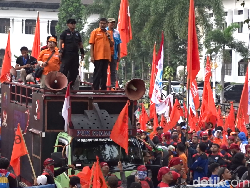 Tuntut Usulan UMK Tak Diubah Pj Gubernur, Buruh Kepung Gedung Sate