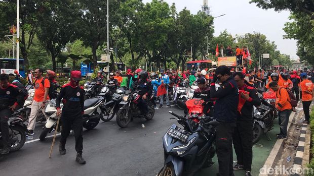 Demo buruh yang menuntut UMP DKI Jakarta tahun 2024 naik sebesar 15% di depan Balai Kota DKI Jakarta telah membubarkan diri. (M Fardan K/detikcom)