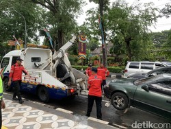 Parkir di Sekitar Stadion Manahan, Sejumlah Mobil Kena Derek Dishub