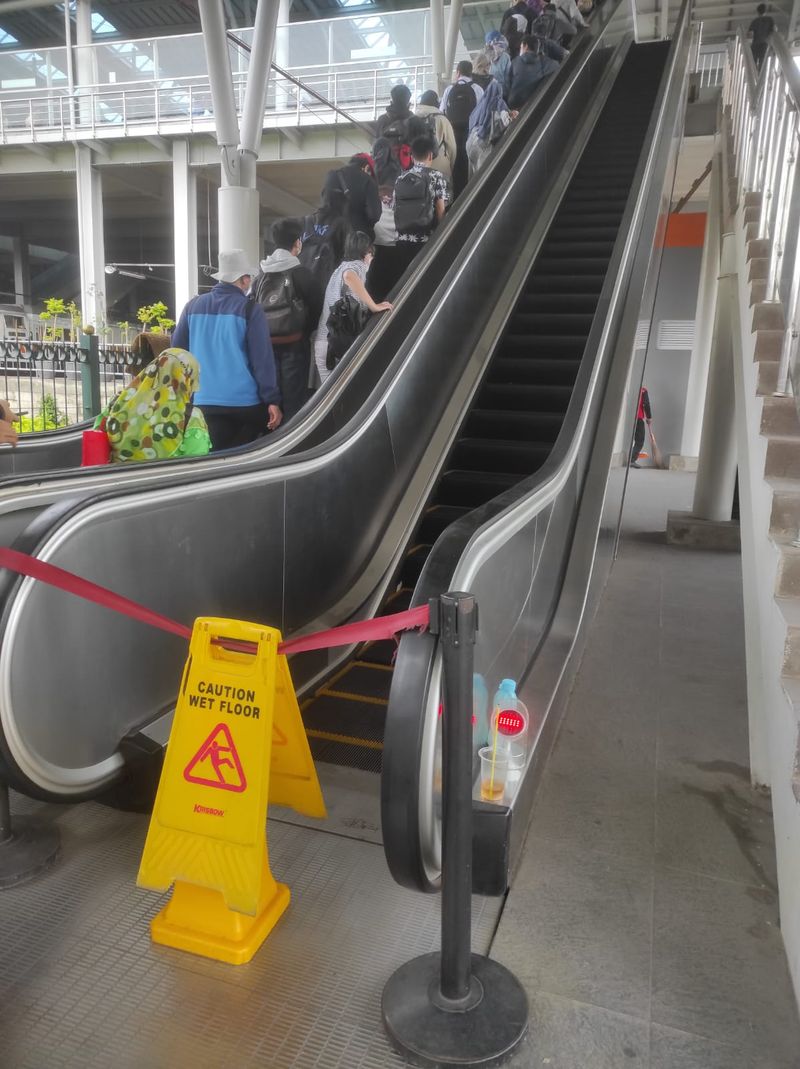 Eskalator Stasiun Bekasi masih mati, 27 November 2023. (Susila Dwi Hatmanto/warga pengguna KRL)
