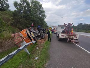 Diduga Sopir Ngantuk, Truk Angkut Sawit Terbalik di Tol Pekanbaru-Dumai