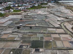 Foto Udara Kawasan Produksi Garam yang Sepi Imbas Hujan Terus-terusan