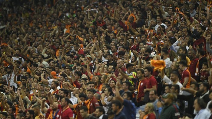 Galatasarays supporters cheer during the UEFA Champions League Group A between Galatasaray and FC Copenhagen at the Rams Park stadium in Istanbul, on September 20, 2023. (Photo by Yasin AKGUL / AFP)