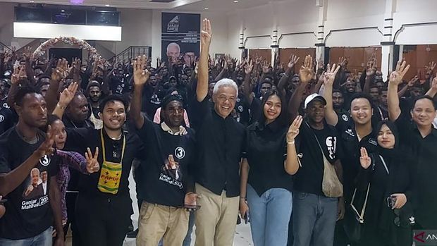 Calon presiden Republik Indonesia 2024 Ganjar Pranowo bertemu relawan dan mahasiswa Merauke di Gedung Bella Vista, Papua Selatan, Selasa (28/11/2023). ANTARA/Abdu Faisal