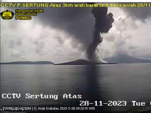 Gunung Anak Krakatau Erupsi, Nelayan Diimbau Pakai Jaket Pelampung Gunung Anak Krakatau Erupsi, Nelayan Diimbau Pakai Jaket Pelampung