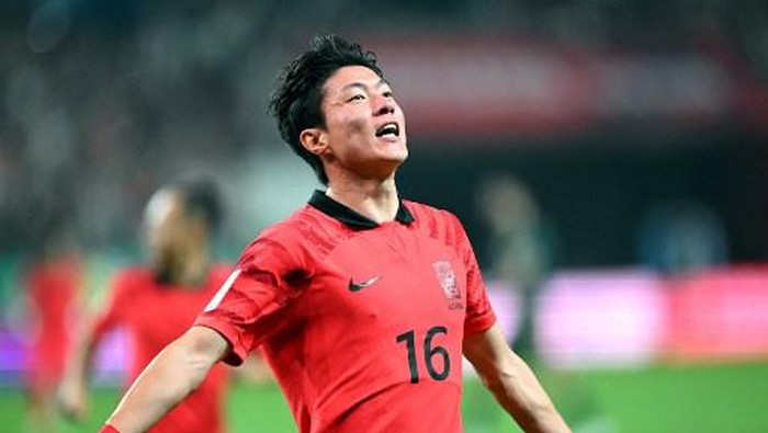 South Koreas Hwang Ui-jo (#16) celebrates his teams fourth goal against Tunisia during their friendly football match in Seoul on October 13, 2023. (Photo by Jung Yeon-je / AFP)