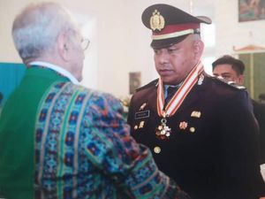 Ipda Fridus Bere Terima Bintang Kehormatan dari Presiden Timor Leste
