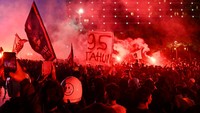 Ribuan pendukung berjuluk Jakmania terseut berkumpul untuk merayakan hari ulang tahun tim sepak bola Persija Jakarta yang ke-95 tahun. 