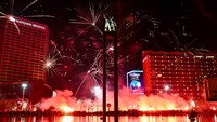 Pesta kembang api juga meramaikan perayaan ini. 