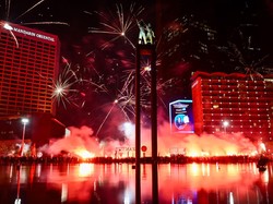 Pesta kembang api juga meramaikan perayaan ini. 