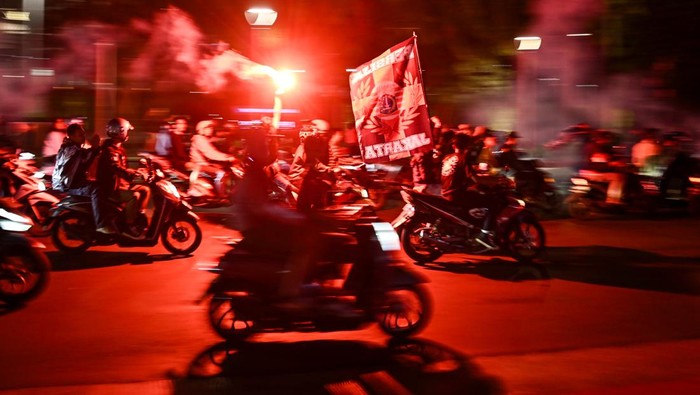 Sejumlah pendukung tim sepak bola Persija menyanyikan yel-yel dan menyalakan api suar di kawasan Bundaran HI, Jakarta, Selasa (28/11/2023). Ribuan pendukung berjuluk Jakmania terseut berkumpul untuk merayakan hari ulang tahun tim sepak bola Persija Jakarta yang ke-95 tahun. ANTARA FOTO/Sulthony Hasanuddin/aww.