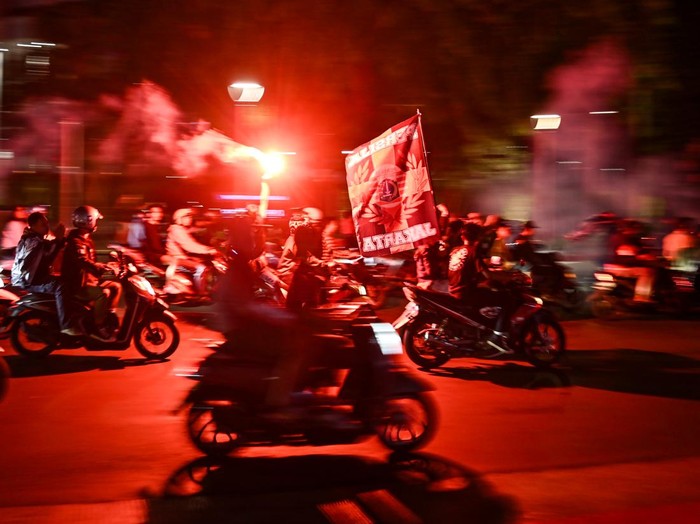 Sejumlah pendukung tim sepak bola Persija menyanyikan yel-yel dan menyalakan api suar di kawasan Bundaran HI, Jakarta, Selasa (28/11/2023). Ribuan pendukung berjuluk Jakmania terseut berkumpul untuk merayakan hari ulang tahun tim sepak bola Persija Jakarta yang ke-95 tahun. ANTARA FOTO/Sulthony Hasanuddin/aww.