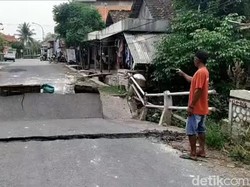 Jembatan Penghubung Kecamatan Kalitengah dan Turi di Lamongan Ambles