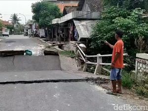 Jembatan Penghubung Kecamatan Kalitengah dan Turi di Lamongan Ambles Jembatan Penghubung Kecamatan Kalitengah dan Turi di Lamongan Ambles