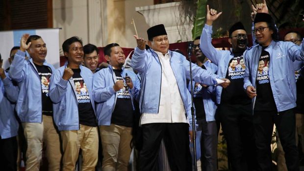 Calon presiden dari Koalisi Indonesia Maju (KIM) Prabowo Subianto berjoget usai menyambut relawan Matahari Pagi di Jakarta, Sabtu (17/11/2023).